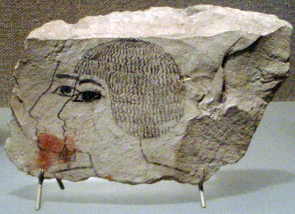 Ostracón hallado entre los desechos que se encontraron bajo la capilla funeraria de la tumba de Senenmut (SAE 71). (CC BY 2.5)