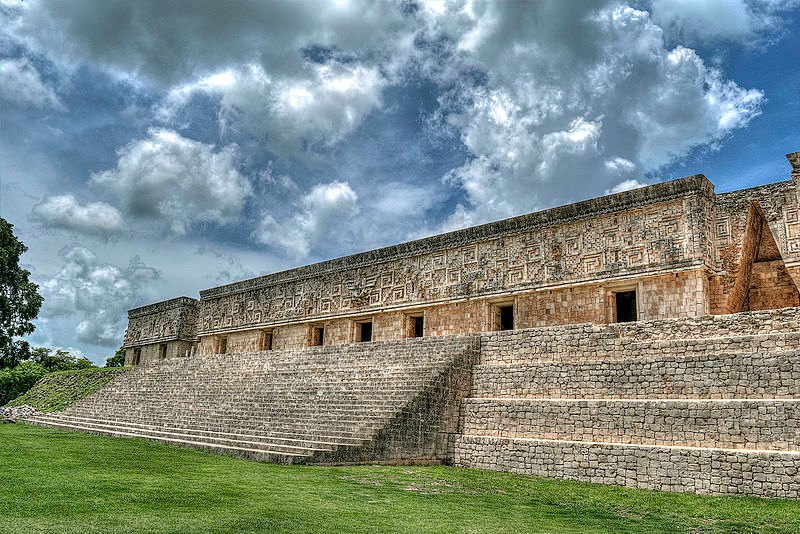 Vista de la fachada Este del "Palacio del Gobernador" en la Zona Arqueológica de Uxmal, Yucatán, México. (G Concha C/CC BY-SA 4.0)