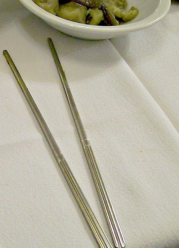 Los palillos más antiguos descubiertos eran de metal y pertenecieron a la dinastía Shang china. En la imagen, palillos metálicos coreanos. (Public Domain)