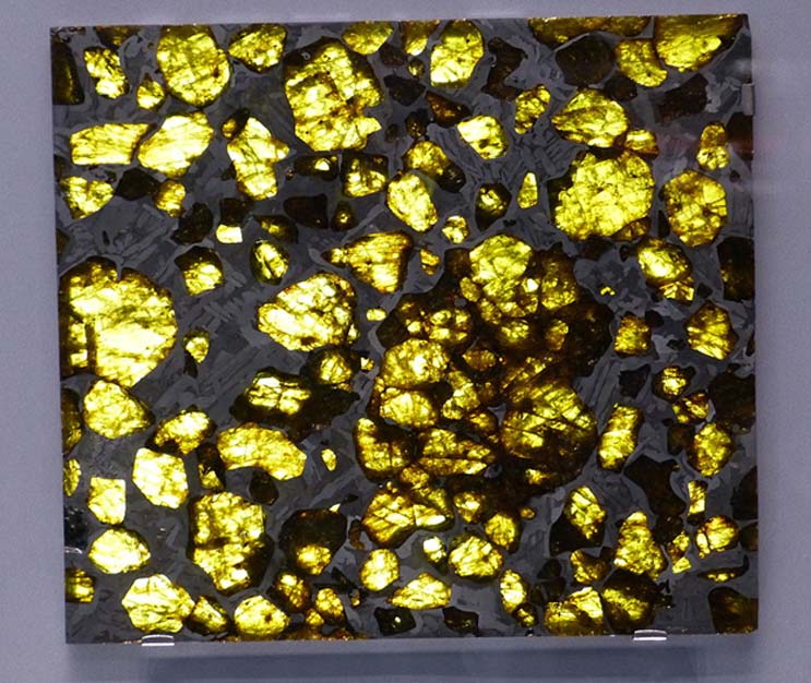 Museo de Historia Natural de Viena. Fragmentos de pallasita del meteorito de Fukang. (CC BY-SA 3.0)