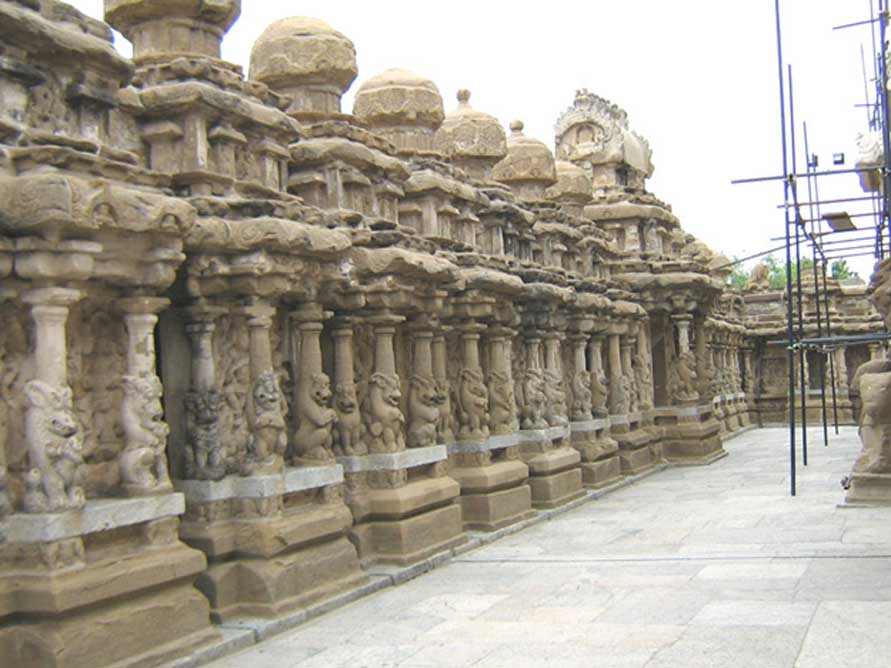 Patio interior o paseo circundante del Templo de Kailasanathar con sus 58 santuarios menores. (Public Domain)