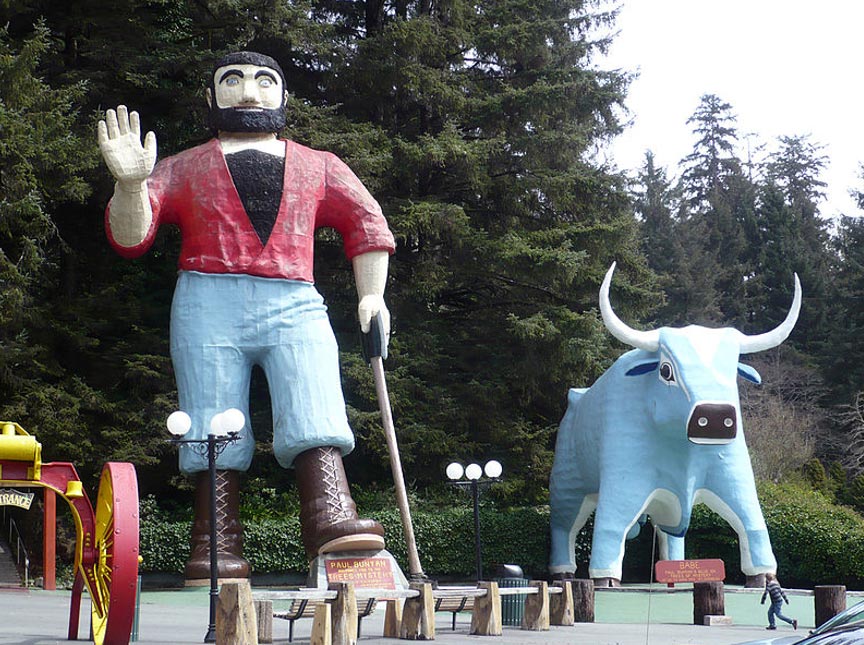 Paul Bunyan y Babe el Buey Azul, personajes de la tradición estadounidense plasmados en gigantescas esculturas de hormigón en el parque de atracciones Trees of Mystery ubicado en la población californiana de Klamath. (Dominio público)