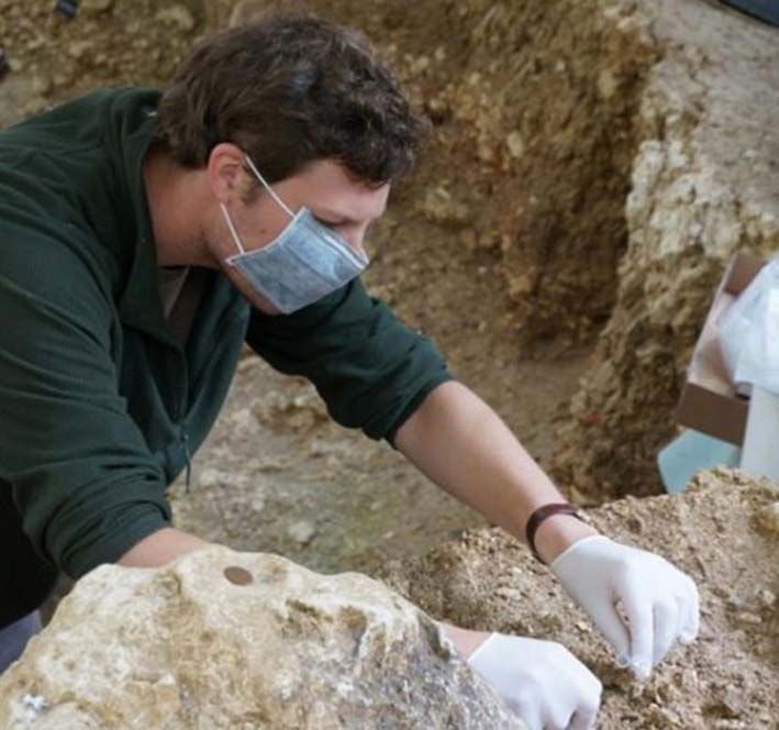 Paul Kozowyk, estudiante de doctorado bajo la supervisión de Marie Soressi, recogiendo sedimentos para su análisis genético en el yacimiento arqueológico de Les Cottés, Francia. Fotografía: Marie Soressi.