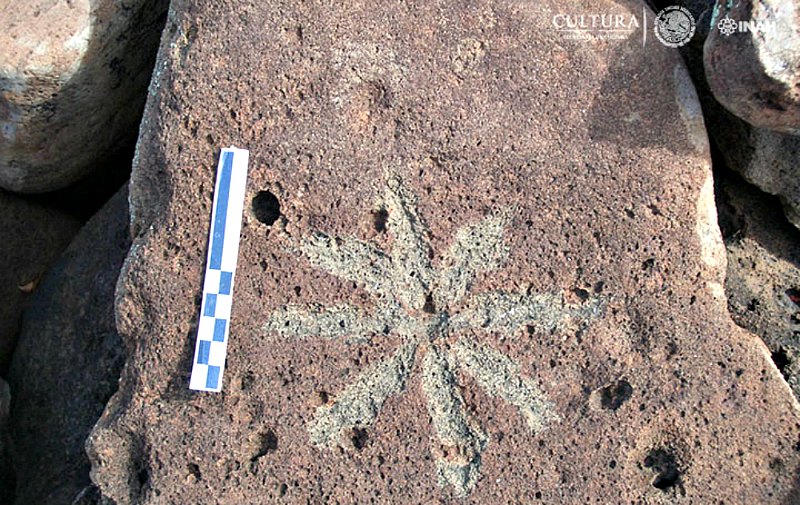 ¿Una flor o una estrella? Uno de los muchos petroglifos indígenas hallados en la zona. (Fotografía: Carlos Mandujano/INAH)