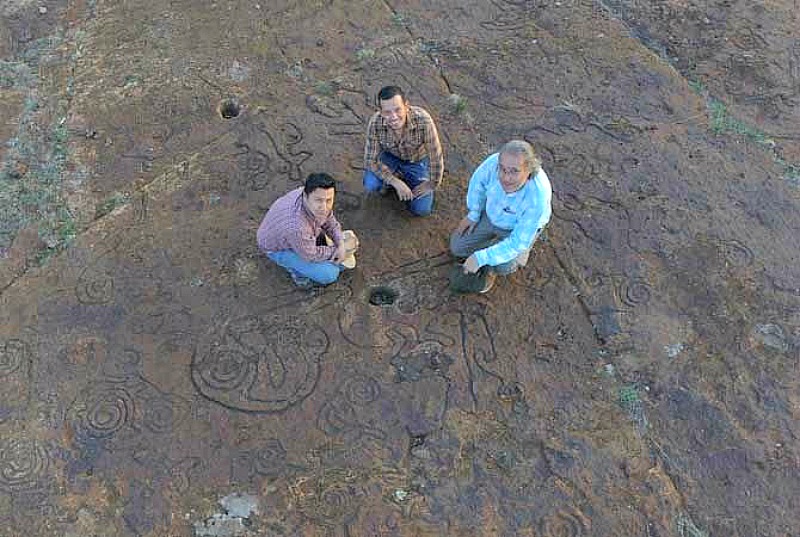 Los expertos posando con algunos de los petroglifos que han descubierto a lo largo de las tres campañas que han llevado a cabo hasta el momento. (Fotografía: El Debate)