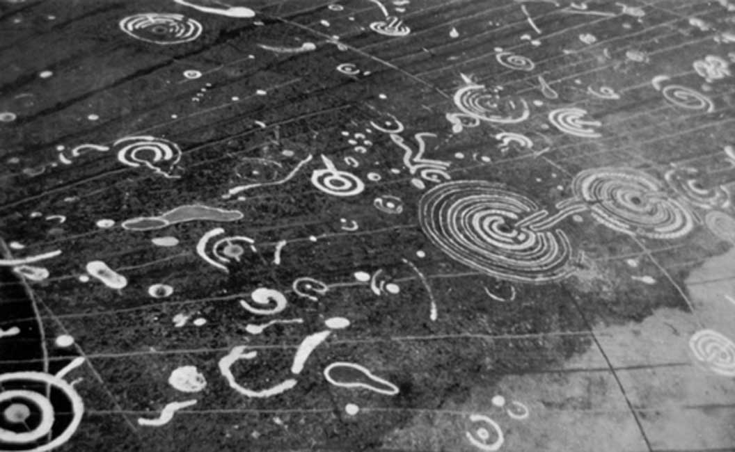 Cazoletas y anillos grabados sobre la superficie de la Piedra de Cochno. (Comisión Real para los Monumentos Antiguos e Históricos de Escocia)