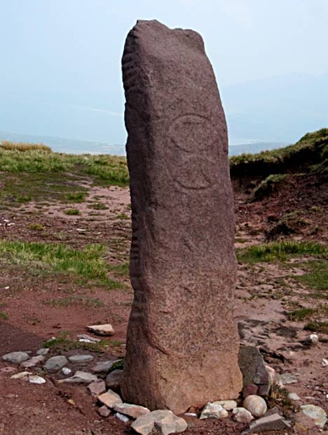Piedra Ogham a la que se ha añadido una cruz. (Kevin Higgins/CC BY SA 2.0)