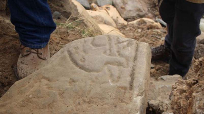 Detalle de la piedra picta recientemente descubierta en las islas Orcadas con el grabado de un dragón. (UHI Archaeology Institute)