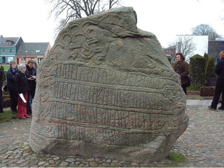 La piedra de Jelling de mayor tamaño con la inscripción relacionada con Harald Bluetooth. (CC BY-SA 2.0 de)