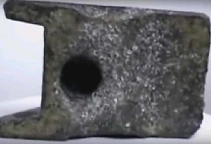 Pieza de aluminio hallada en Rumanía en 1973 y que según algunos es la prueba de contactos con alienígenas en la antigüedad. (Viralvidz/YouTube)