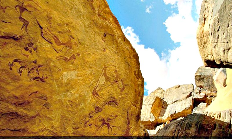 Un claro ejemplo de las típicas pinturas y grabados rupestres del área de Karkur Talh. (Fotografía: La Gran Época/TARA)
