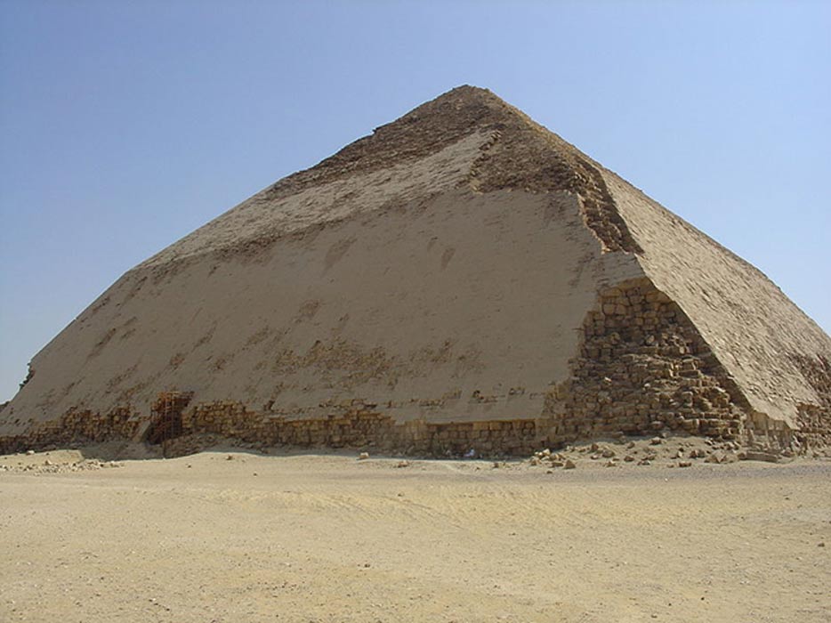 Pirámide Acodada de Seneferu ubicada en Dahshur, Egipto. (Ivrienen/ CC BY 3.0)