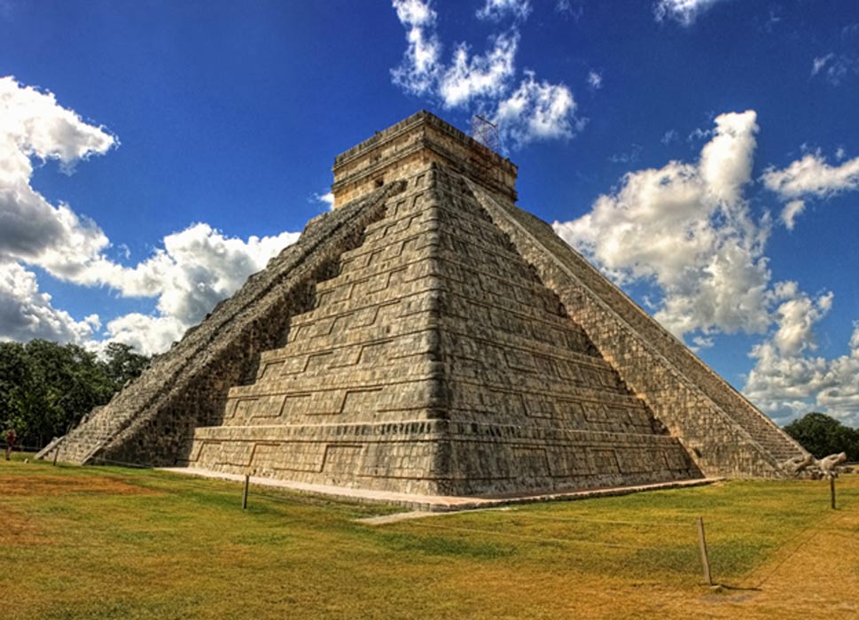 La pirámide de Kukulkán fue construida sobre un inmenso cenote (Daniel Mannerich / Flickr)