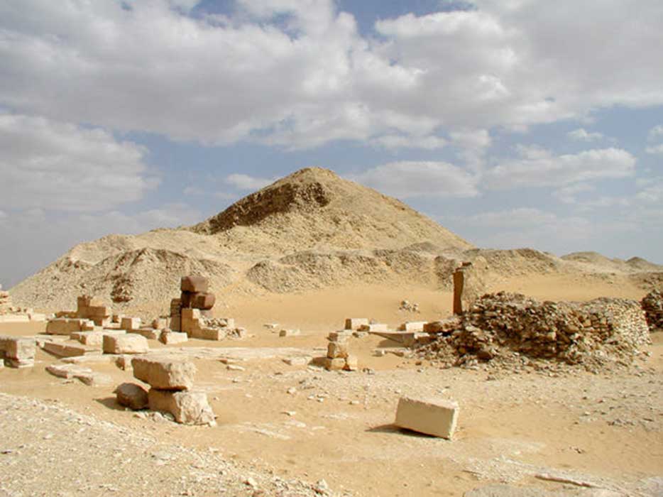 Pirámide de Pepi II junto con las pequeñas pirámides de las reinas Iput II, Neith y Udjebten. (Public Domain)
