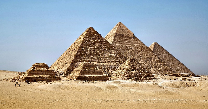 Las tres grandes pirámides: pirámide de Micerinos, pirámide de Kefrén y pirámide de Keops. En primer término están las denominadas pirámides de las reinas. (Ricardo Liberato/CC BY-SA 2.0)
