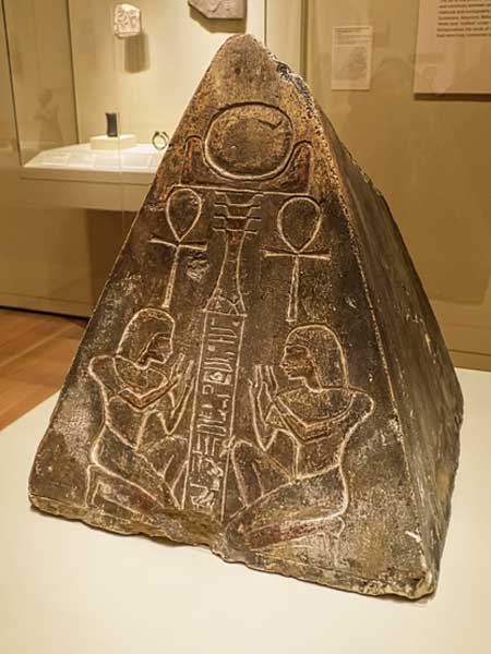 Piramidión de Hori, Imperio Nuevo, Dinastía XVIII, 1350 a. C., piedra caliza (Mary Harrsch / Flickr)