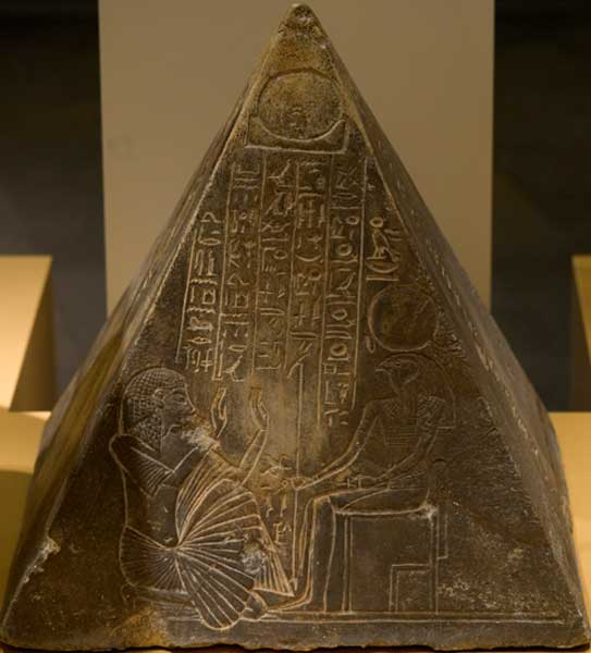 Piramidión del escriba real Pauty, Saqqara (Rob Koopman / Flickr)