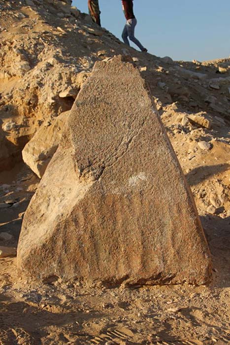 Piramidión de granito descubierto en el sur de la necrópolis de Saqqara, Egipto. (Ministerio de Antigüedades de Egipto)