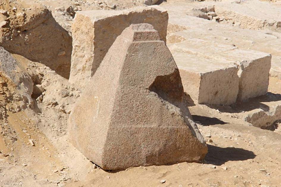 Piramidión de granito descubierto en el sur de la necrópolis de Saqqara, Egipto. (Ministerio de Antigüedades de Egipto)