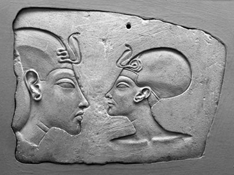 Placa de Wilbour, Museo de Brooklyn. El rostro de Nefertiti aparece casi tan grande como el de su marido, lo que indica su importancia. Imagen: Museo de Brooklyn.