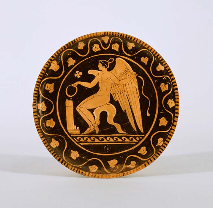 Plato cerámico de figuras rojas en el que podemos ver a Eros representado como un apuesto joven alado que está realizando una ofrenda. (Public Domain)
