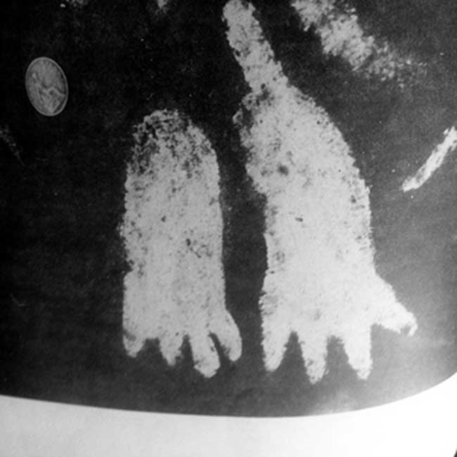 Podomorfos de cuatro dedos grabados sobre la superficie de la Piedra de Cochno. (Imagen original)