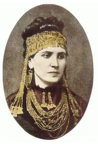 Retrato de Sophia Schliemann portando algunos de los Tesoros de Príamo (Wikimedia Commons). 