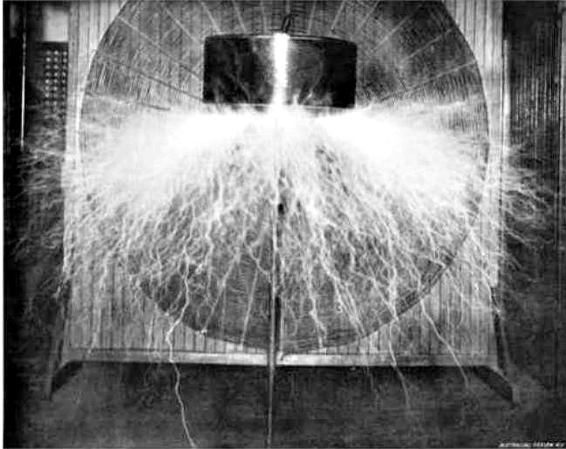 Bobina de Tesla construida por el inventor serbio-estadounidense Nikola Tesla en su laboratorio neoyorquino hacia el año 1898. (Public Domain)