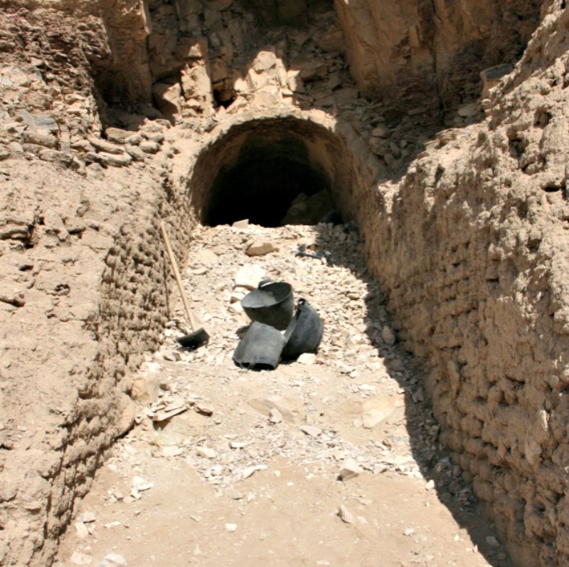 La rampa descubierta en el complejo funerario del visir Ipi, trazada desde los pies de la colina hasta la puerta de la tumba. (Fotografía: El Mundo/ FRANCISCO CARRIÓN)