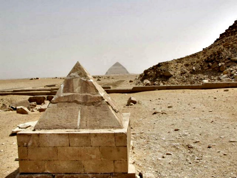 Aspecto que presentaba el piramidión tras su primera reconstrucción. (Fotografía: Historia Enigmática). 