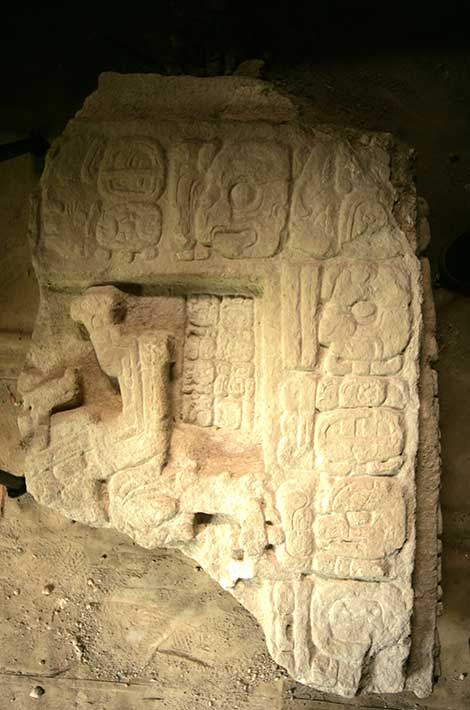 La Señora Ikoom, Reina Serpiente maya, tal y como aparece en la Estela 43. (Fotografía: Francico Castañeda; cortesía del Proyecto Arqueológico El Perú-Waka´y PACUNAM)