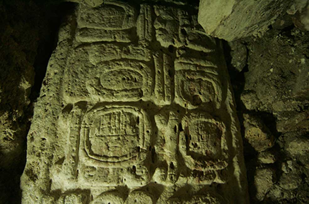 La Señora Ikoom, Reina Serpiente maya, tal y como aparece en la Estela 44. (Fotografía: Francico Castañeda; cortesía del Proyecto Arqueológico El Perú-Waka´y PACUNAM)