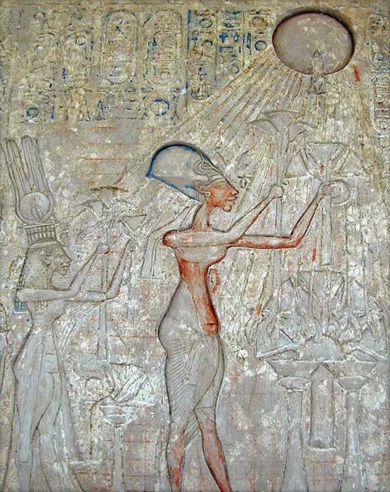 El faraón Akenatón (en el centro) y su familia adorando a Atón, con los característicos rayos emanando del disco solar. (Dominio público)