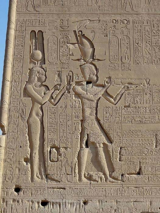 Relieve de la reina ptolemaica Cleopatra VII con su hijo Cesarión. Templo de Dendera, Egipto. (CC BY 3.0)
