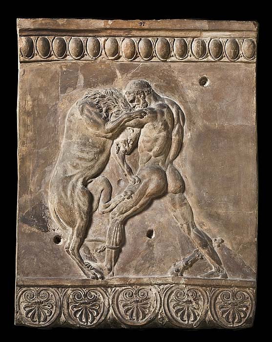 Relieve romano en el que podemos observar a Heracles (Hércules) luchando con el león de Nemea. Campana, 50 a. C. – 50 d. C. (Dominio público)