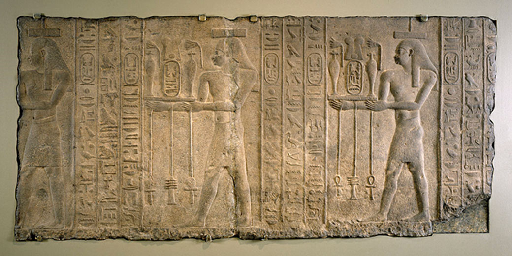 Relieve de la época del reinado de Nectanebo II en el que podemos observar a dioses llevando flores y bebidas al faraón. (Creative Commons Attribution-Share Alike 3.0 Unported License)