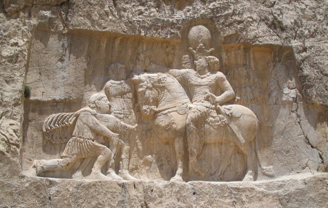 Relieve Sasánida de Naqsh-e Rustam mostrando el triunfo de Shapur I sobre el Emperador Romano Valeriano y Felipe el Árabe. (Wikimedia Commons)