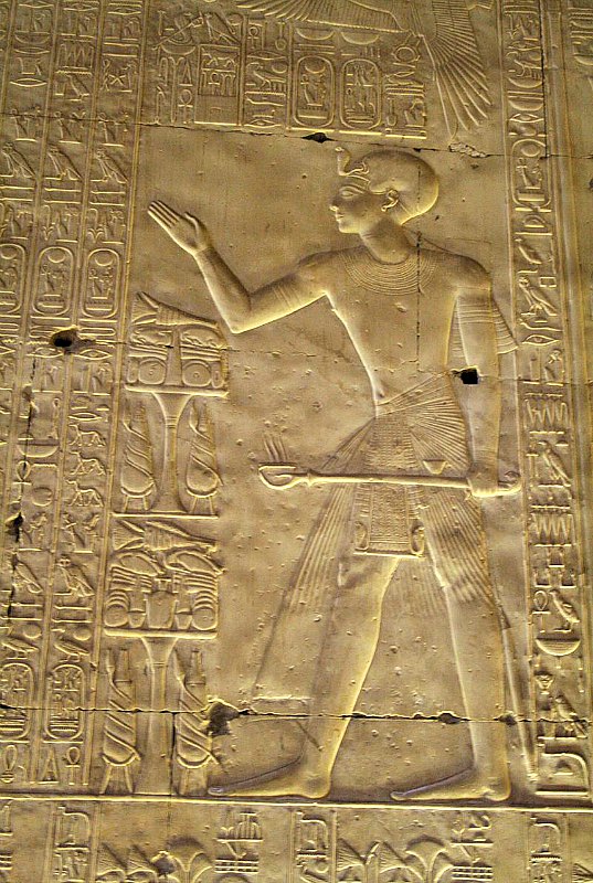 Seti I, representado como sacerdote purificador en un relieve ubicado en el Templo de Osiris de Abydos, Egipto. (Steve F-E-Cameron/CC BY-SA 3.0)