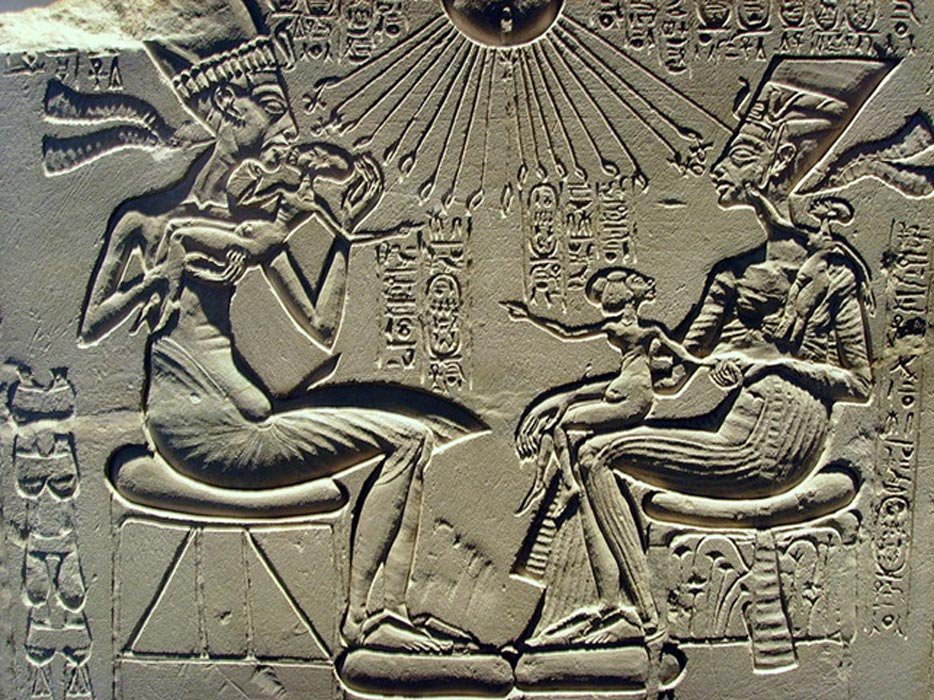 Relieve en caliza que probablemente formaba parte de un altar de adoración familiar. Dinastía XVIII, reinado de Akenatón. (Public Domain)