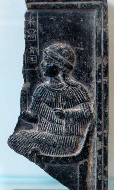 Relieve fragmentario dedicado a Ninsun. (Dominio público) Según la leyenda, Ninsun era la madre de Gilgamesh.