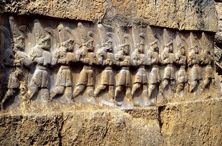Antiguo relieve hitita de Yazılıkaya, santuario de Hattusa. En él podemos observar a los doce dioses del inframundo, a quienes los hititas identificaban como los Anunnaki mesopotámicos. (Klaus-Peter Simon/CC BY 3.0)
