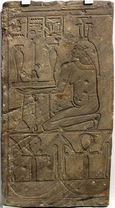 Fragmento de relieve de un templo en el que aparece Hapi, dios del Nilo. En la inscripción del friso se puede leer: “Toda la suerte, toda la vida”, algo que se esperaba obtener de la adoración a los dioses; Medinet (Egipto); 746 a. C. – 655 a. C. (Dominio público)