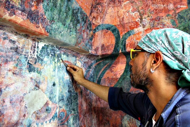 Uno de los restauradores del INAH trabajando sobre los murales del Cuarto 3 del Templo de las Pinturas de Bonampak. (Fotografía: Haydeé Orea/INAH) 