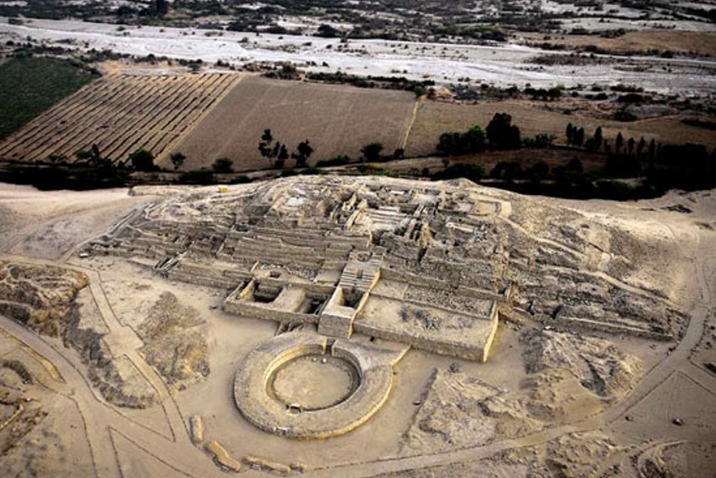 Los restos de la Ciudad Sagrada de Caral, Perú. Imagen original 