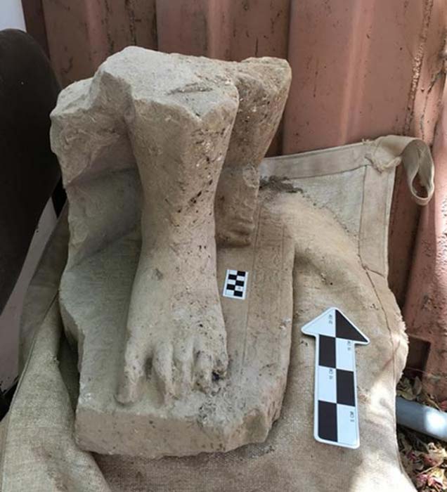 Restos de la monumental estatua egipcia de un alto funcionario del Imperio Medio, hallados en el palacio administrativo de Hazor, al norte del mar de Galilea en Israel. (Fotografía: Shlomit Bechar)