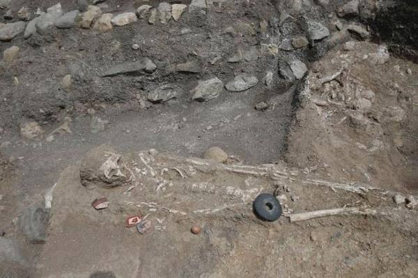 Restos óseos hallados en el yacimiento arqueológico de Montegrande. (elcomercio/Perú Folklórico)