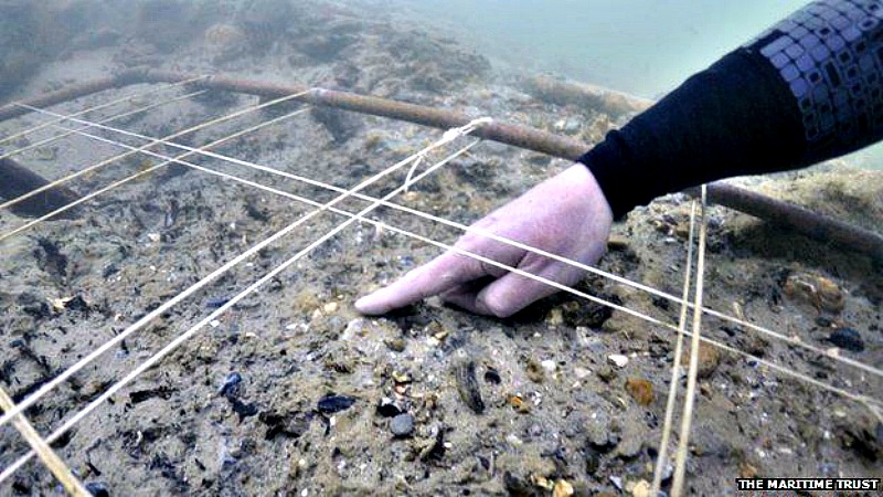 Uno de los investigadores señala los restos de trigo descubiertos recientemente, cuyo ADN ha sido datado en 8.000 años de antigüedad: 2.000 años antes que los registros conocidos hasta ahora. (Fotografía: La Gran Época/ The Maritime Trust)