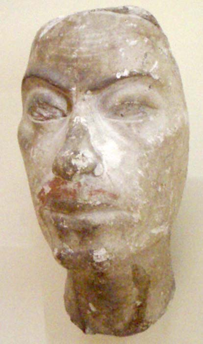 Retrato hallado en el estudio del escultor Thotmes (Tutmosis) y que podría ser el de Ay, probable padre de Nefertiti. (CC BY-SA 3.0)
