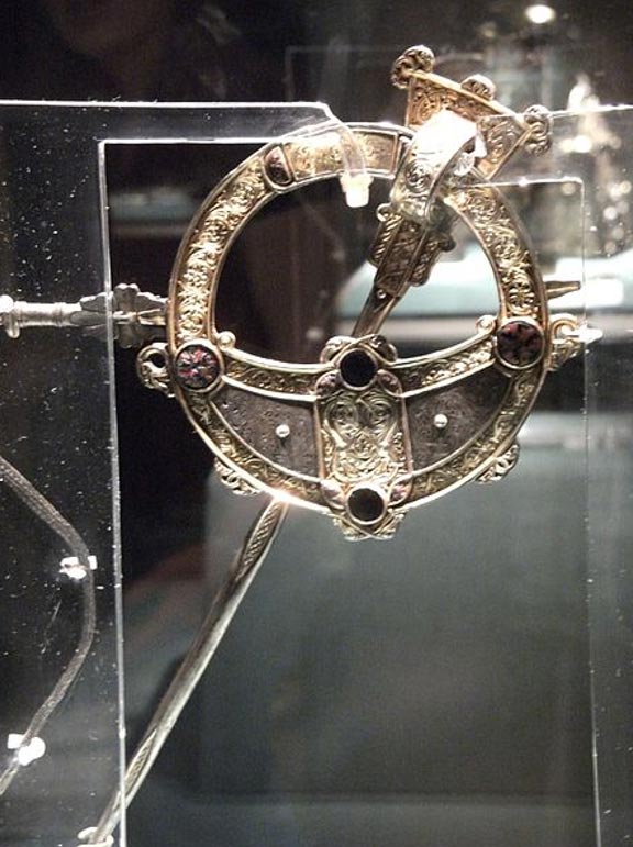 Broche de Tara, vista posterior. Museo Nacional de Irlanda. (Johnbod/CC BY SA 3.0)