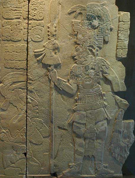 Rey y cautivo de Toniná (el rey probablemente sea K'inich Kan Balam II). Escultura del templo XVII de Palenque, Chiapas, México. Museo de sitio de Palenque “Alberto Ruz L’Huillier”. (CC BY SA 2.0) Los mayas veneraban a sus reyes divinos después de la muerte.